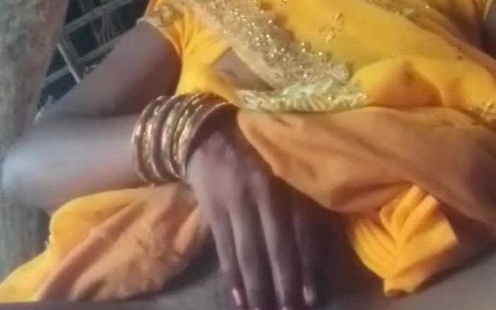 RJ NISHA: Bhabhi menunjukkan pepeknya dalam saree kuning, saya memasukkan jari saya...