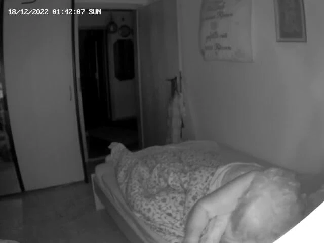 Heisseoma: Osservata segretamente in camera da letto