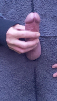 Grote pik buitenshuis randend sperma stromend Onesie trekt af voor de buren - Rockard Daddy