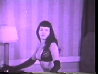 Vintage Usa: La modella vintage americana betty paige esegue una danza sensuale