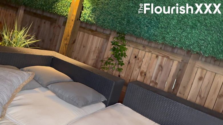 The Flourish XXX: Вечернее свидание с Tinder превращается в полуночная романтика