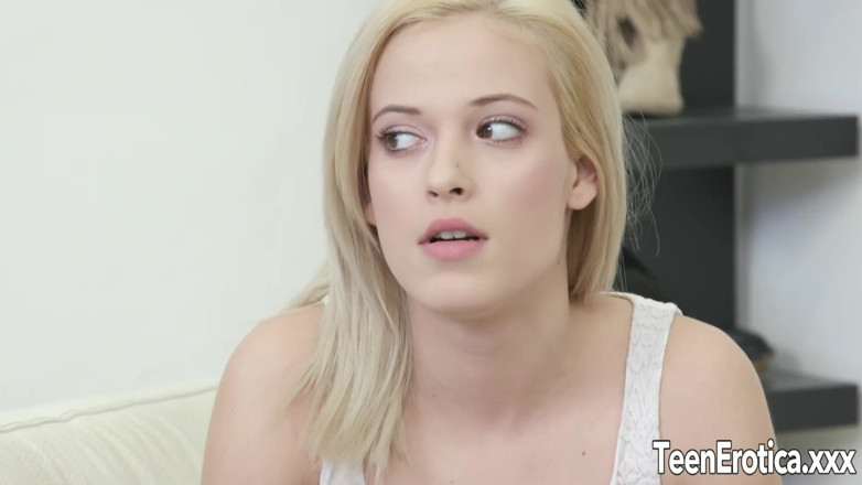 Teen Erotica XXX: Bonita loira submete em um trio