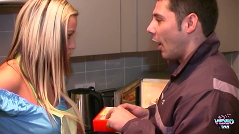 Adult Video Library: Ragazzo fortunato e la sua moglie bionda si divertono insieme...
