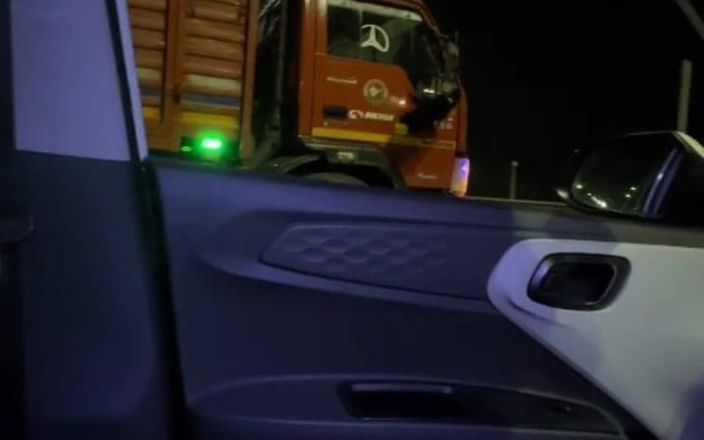 Indian Couplexx: Desi fru blinkar till lastbilschaufförer och suger på motorvägen