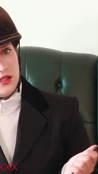 Reinigen victorias reitstiefel und schluck dein sperma