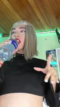 2l woda udaj siusiu w pisuar