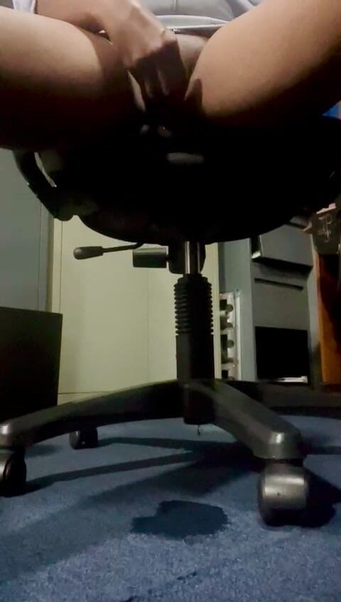 Sweetysingle: 我来到办公室的办公室自慰