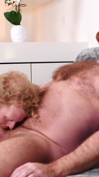 BEARFILMS - Mature bear Zack Acland breeds cub Cooper Roads