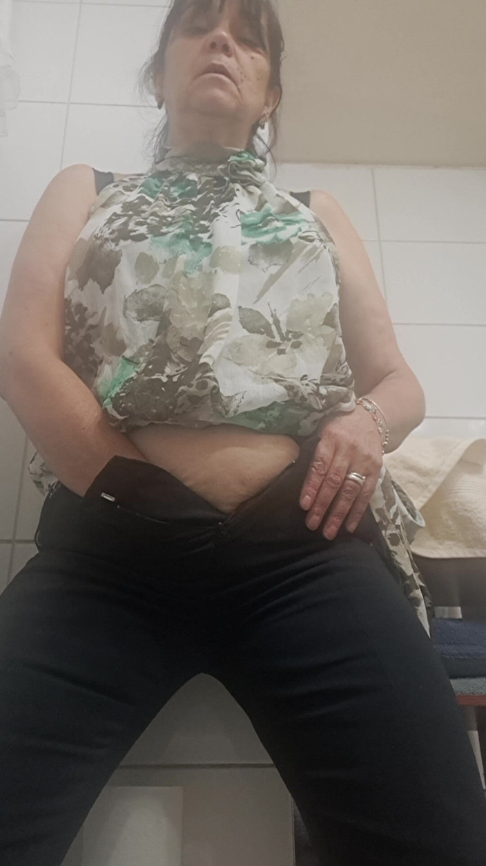 Mommy big hairy pussy: ホットでとても毛深い継母