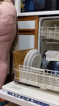 Grande bunda milf carrega a máquina de lavar louça