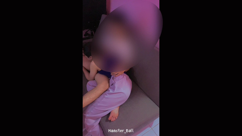 Hamster_Ball: Soyunmadan önce oturma odasında erkek arkadaşının yarağıyla oral seks yapıyor