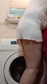Trong khi chồng tôi đi làm, tôi đụ hàng xóm bằng dây đeo