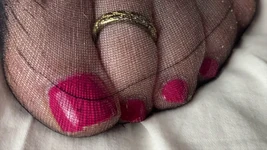 La signora piedi maturi permette al suo ragazzo del piede di massaggiarsi le dita dei piedi, oltre ad annusarsi i piedi