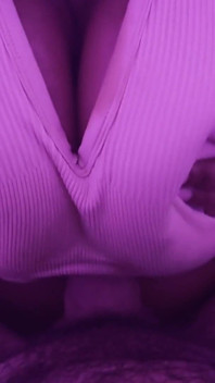 アリーヤ巨乳