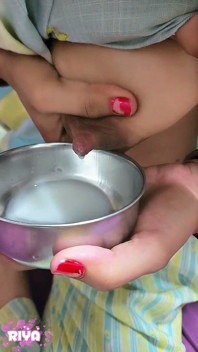 Tee aus ihren möpsen, milch_ teen riya machte speziellen tee aus ihren möpsen, milch