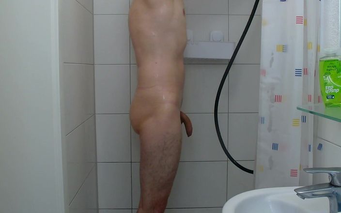 Danny Solo: Tắm vòi hoa sen