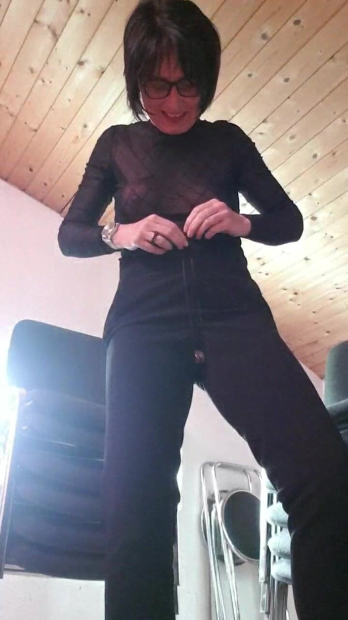 JulieEroticDress: Stříkací přestávka v práci