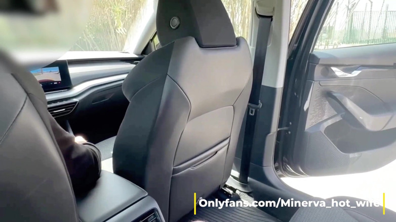 Minerva: Soția plătește taxiul cu o muie. Șoferul de taxi ejaculează în gură în...