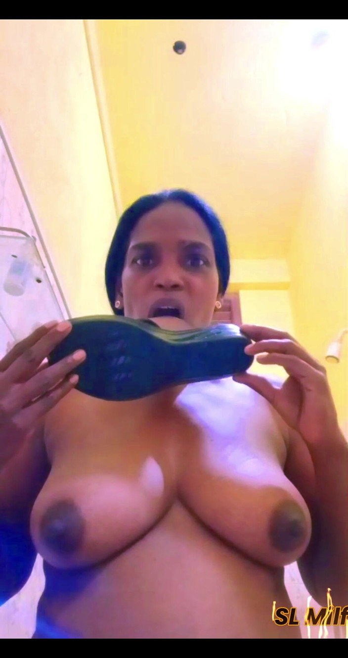 JANAKI: Hallo, ich bin im badezimmer