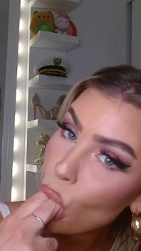 Bionda Con Culo Grosso Con Tette Enormi Prova Giocattoli Multipli Dal Vivo Su Camsoda
