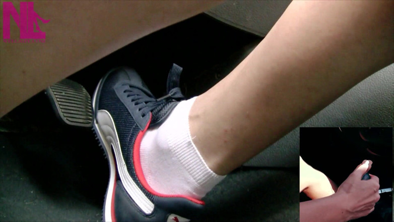 Nyllady: ขับรถในรองเท้าผ้าใบ Nike สีน้ําเงินและถุงเท้าสีขาว