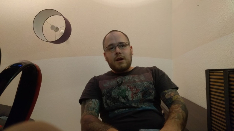 Alec Hardy: Custom - Giant Finds a Tiny Guy