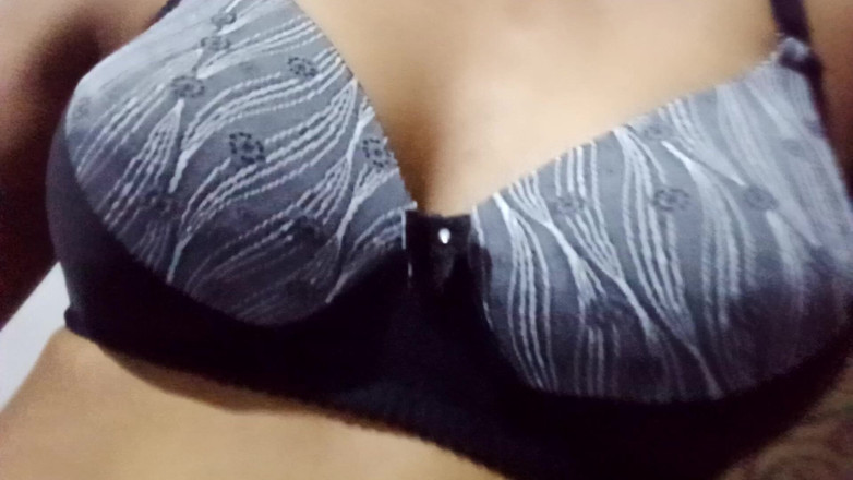 TEENADESI: Nadržená indická dívka ukazuje velká prsa