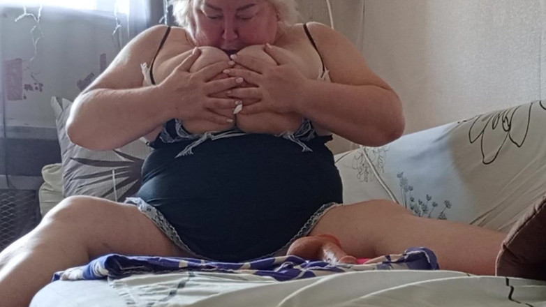 Zona901: Insaziabile suocera si masturba la grande figa con dei giocattoli...