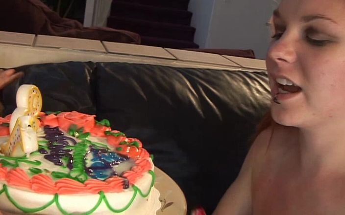 Oldschool X: Sonunda 18 oldu! Doğum günü için sikiş partisi veriyor!