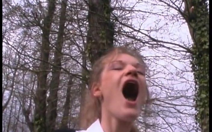 La France a Poil: 背の高いブロンドの女子大生が巨根でソドム化される
