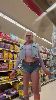 La sissy troia fa la spesa con i pantaloncini
