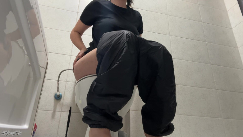 GassyKat: Toilet gila kentut hitam! Nipple Pops