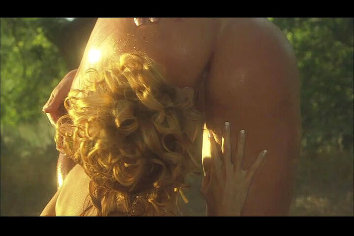 CBD Media: Seksi güzel genç vücutlu iki sarışın ateşli kız açık havada...