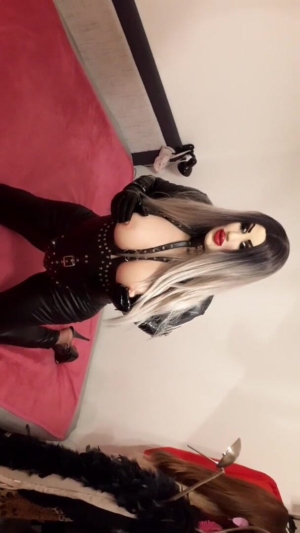 Erica Doll: Erica穿着她性感的衣服