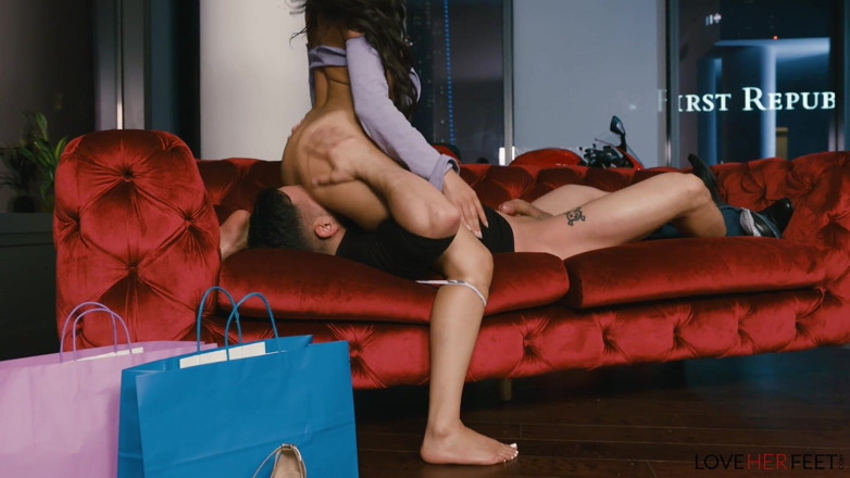 Loveherfeet: เพื่อนบ้านเงี่ยนเย็ดหีเปียกของละติน Sophia Leone บนโซฟา