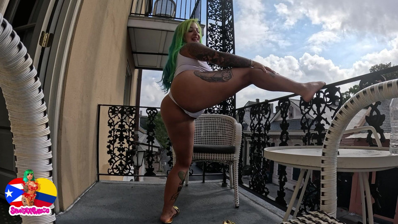 Spanishxbarbiie: Twerking můj zadek na balkóně, čekám, až mě ohneš !!
