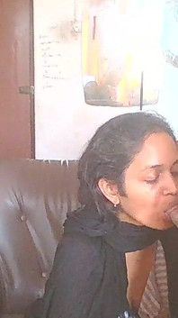 Hijab lady lavora presso il mio ufficio di casa mia e lo succhia bene