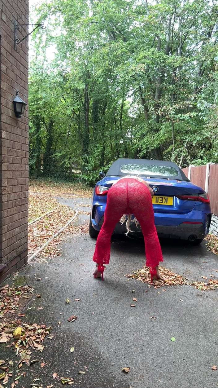 Kellycd2022: Sexy Crossdresser Kellycd2022 en sexy mono rojo y tacones