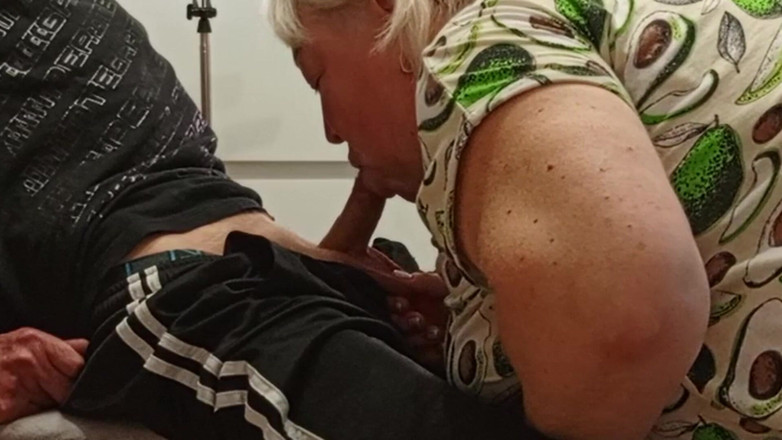 Zona901: Мачеха делает мне минет, чтобы я кончила в ее рот