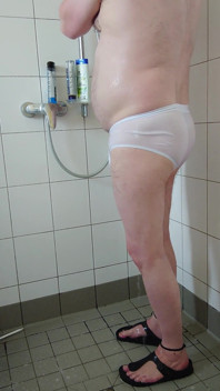 Pisser Et Se Doucher Après Une Promenade En Caleçon Blanc