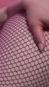 Une MILF aux yeux bandés se fait déborder par plusieurs bites palpitantes