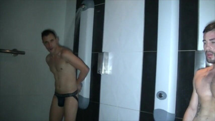 Gaybareback: Ricky Blue neukt Juan zonder condoom in de jacuzzi
