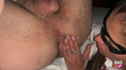 thundass: Cette étudiante coquine et coquine aime se lécher les doigts après...