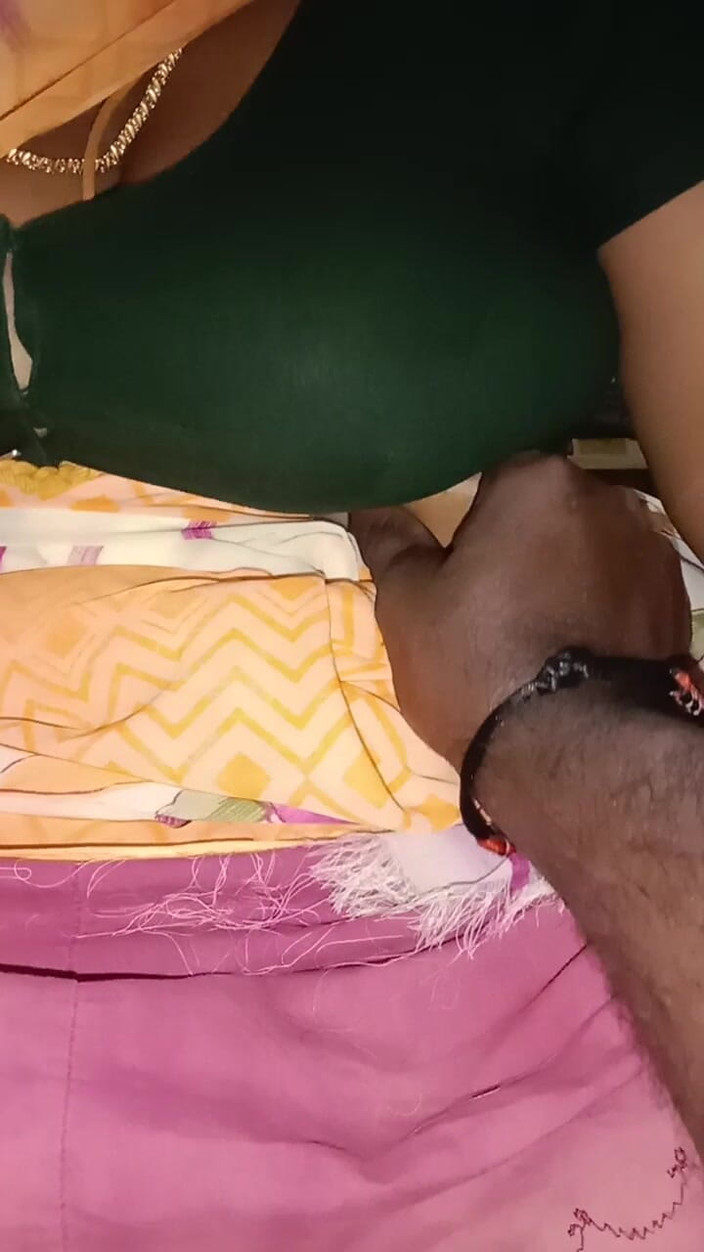 Tamil Anti Uma: Bibi tetanggaku meneleponku saat suaminya pergi, jadi aku pergi dan...