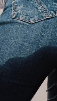 Io bagno i miei jeans con la pipì quando tento i vestiti