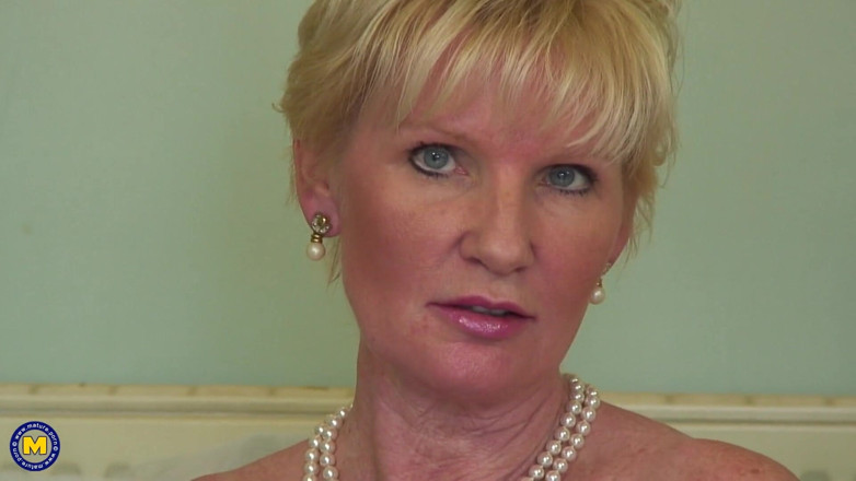 Mature Solo NL: Perfekte reife in sexy dessous reibt ihre möse