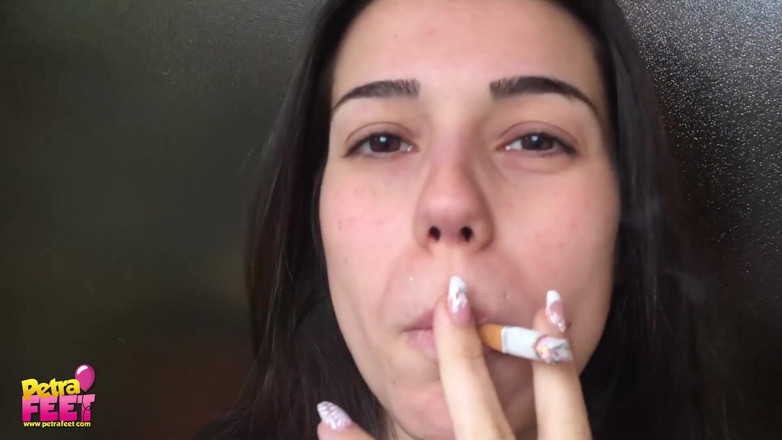 Smokin Fetish: Merokok di luar rumah dari si rambut coklat yang menakjubkan