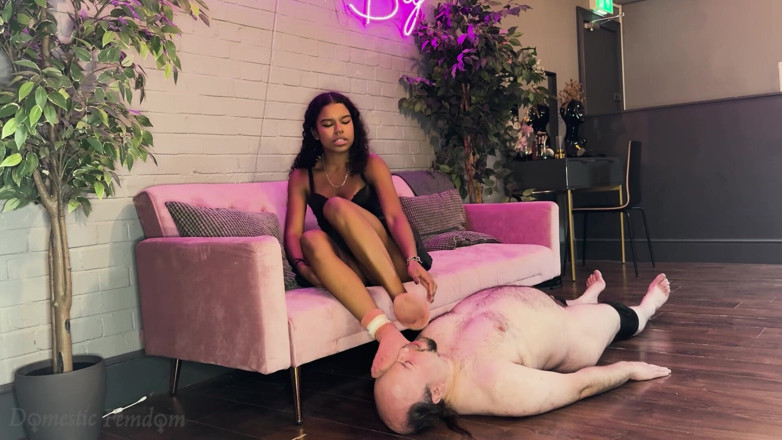 Domestic femdom: Smisk Strumpa Sniffer