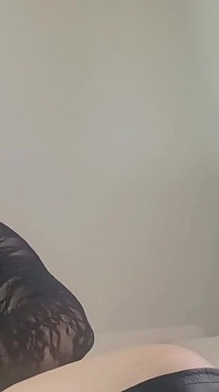 舞台裏 - 売春婦の妻は彼女のファンのために披露 - 彼女はオイルで彼女のおっぱいと猫をマッサージ