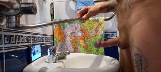Zona901: Im badezimmer hilft mir ein mädchen, meinen schwanz zu masturbieren